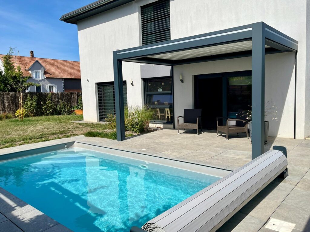 La piscine, la terrasse et la pergola bioclimatique